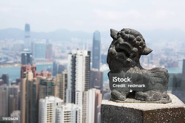 Foto de Leão Imperial Chinesa Com O Horizonte De Hong Kong No Fundo e mais fotos de stock de Alegoria