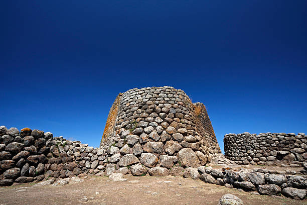 нураги лоса - surrounding wall boulder basalt igneous rock стоковые фото и изображения