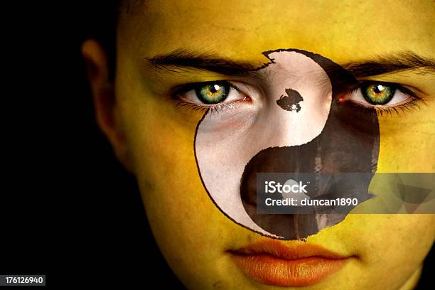 Yin Und Yangsymbol Jungen Stockfoto und mehr Bilder von Menschliches Gesicht - Menschliches Gesicht, Yin und Yang-Symbol, Asiatische Kultur