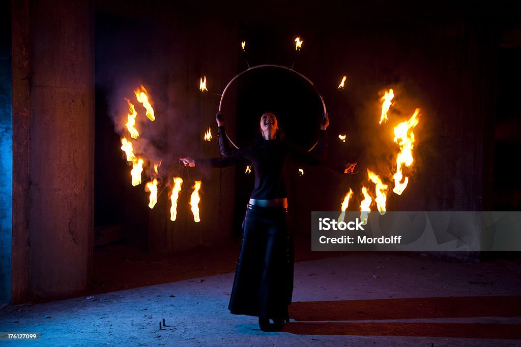 La donna mostrando il Firebird prestazioni - Foto stock royalty-free di Fenice