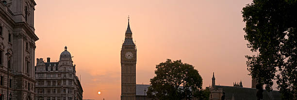 london big ben novo dia aurora dourada parlamento panorama - london england victorian style big ben dark - fotografias e filmes do acervo