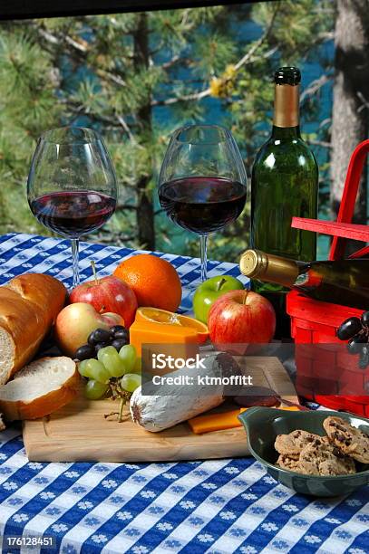 Picknick Am See Stockfoto und mehr Bilder von Alkoholisches Getränk - Alkoholisches Getränk, Apfel, Apfelbaum