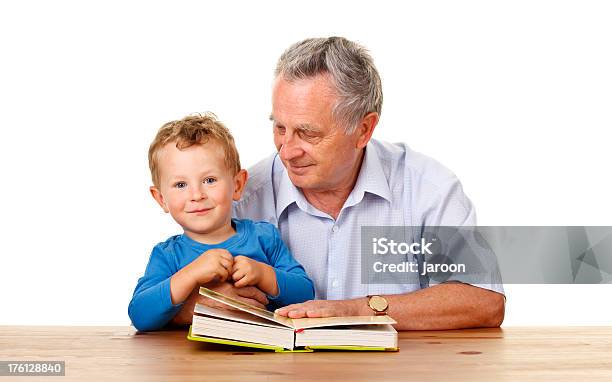 Felice Nonno Con Suo Nipote - Fotografie stock e altre immagini di 2-3 anni - 2-3 anni, 60-64 anni, Adulto