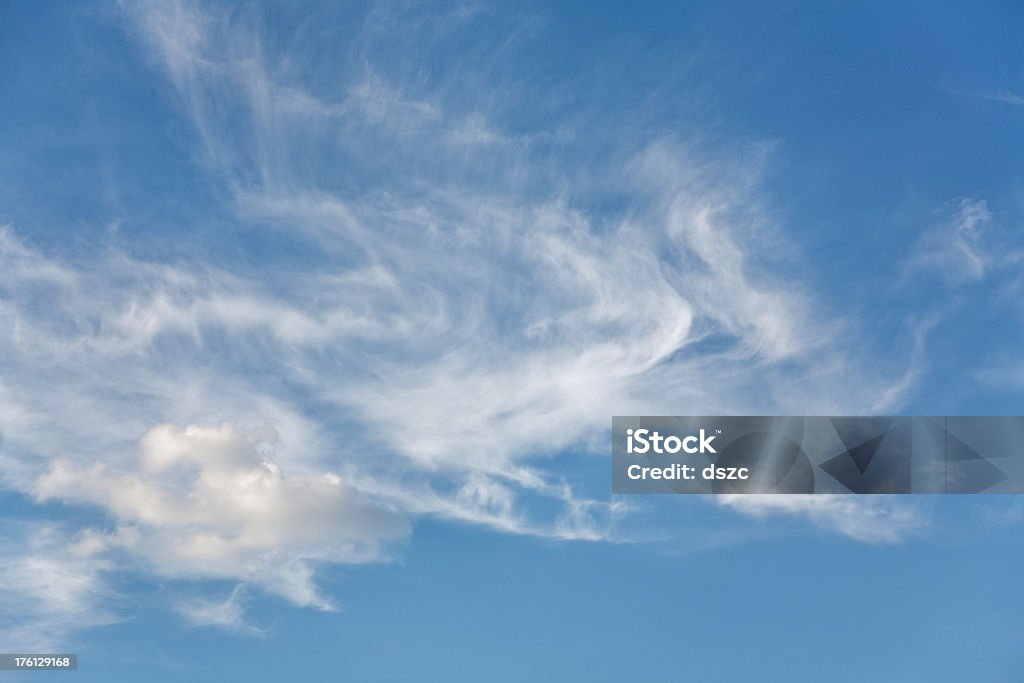 Etéreo cirrus nubes en el cielo azul de fondo - Foto de stock de Aire libre libre de derechos