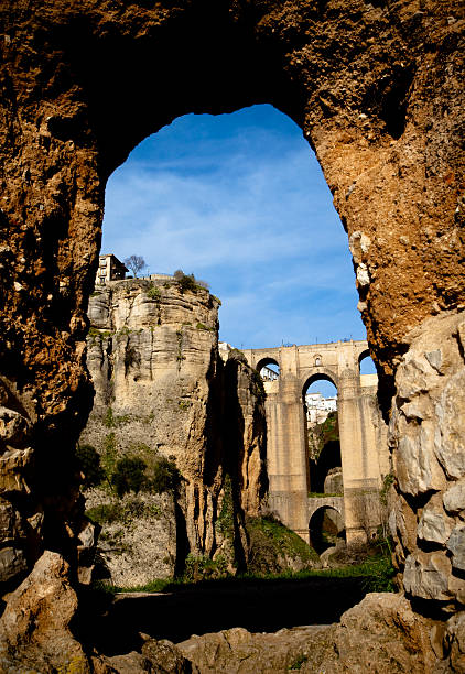 город на холме в испании-ронда - ronda spain rhonda bridge стоковые фото и изображения