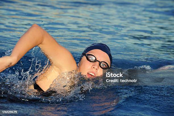 Teenager Performing Kraulschwimmen Stockfoto und mehr Bilder von 20-24 Jahre - 20-24 Jahre, Aktiver Lebensstil, Anstrengung