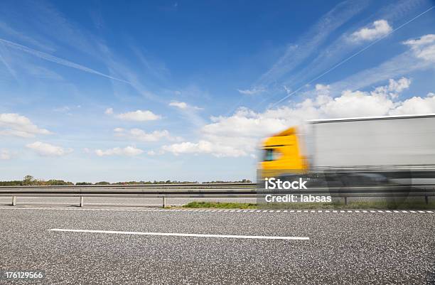 Żółty Samochód Na Autostradzie Rozmycie Ruchu Kopiować Miejsca Błękitne Niebo - zdjęcia stockowe i więcej obrazów Biały