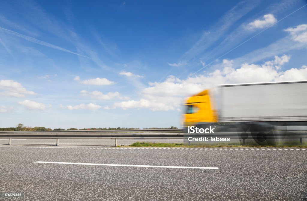 Camião amarela na estrada de Borrão de movimento, espaço para texto. Céu azul. - Royalty-free Amarelo Foto de stock