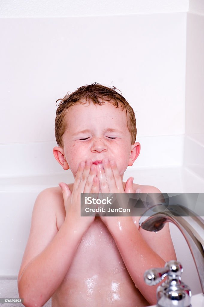 Splish splash - Foto stock royalty-free di Bambino