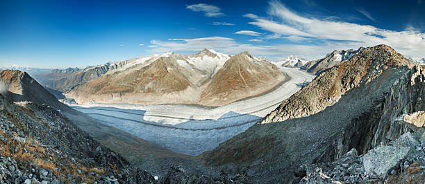 glaciar aletsch y de las montañas de suiza en un día soleado - aletsch glacier fotografías e imágenes de stock