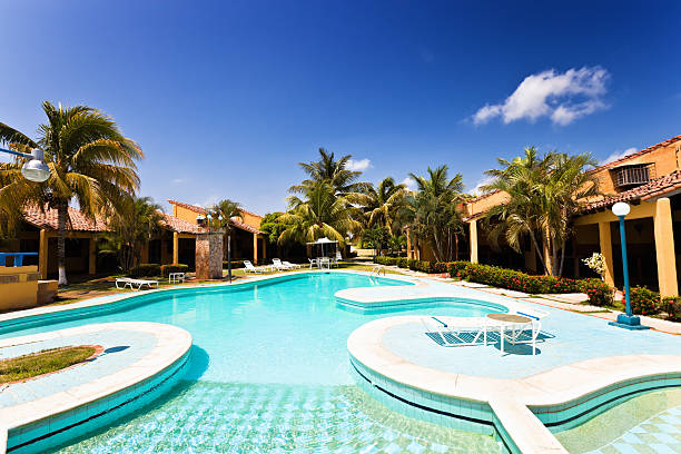 piscina tropical del complejo turístico - tourist resort apartment swimming pool caribbean fotografías e imágenes de stock