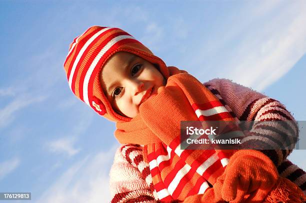 Inverno Bambino Piccolo - Fotografie stock e altre immagini di 4-5 anni - 4-5 anni, Abiti pesanti, Allegro