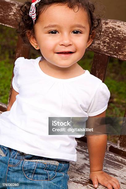 Foto de Linda Menina e mais fotos de stock de Banco - Assento - Banco - Assento, Comportamento, Conceito