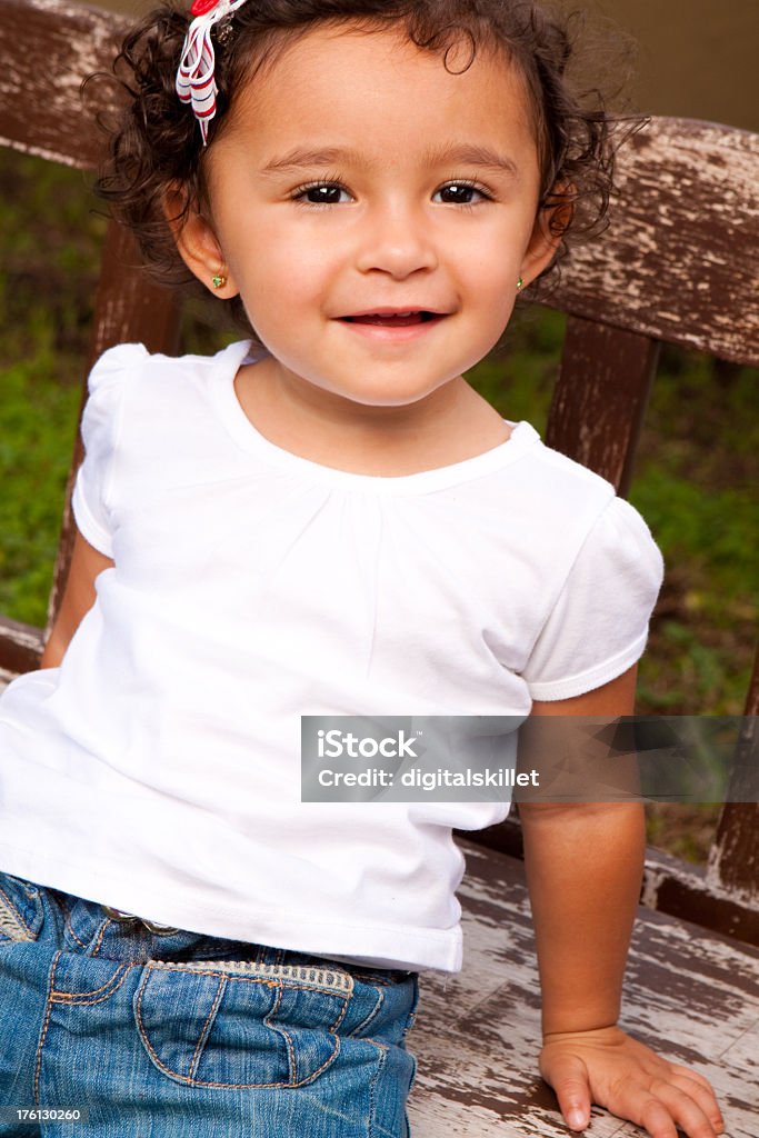 Милая маленькая девочка - Стоковые фото Вертикальный роялти-фри