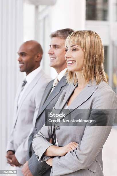 Feliz Colegas De Negocios De Pie En Una Fila Foto de stock y más banco de imágenes de 20-24 años - 20-24 años, 40-44 años, Adulto