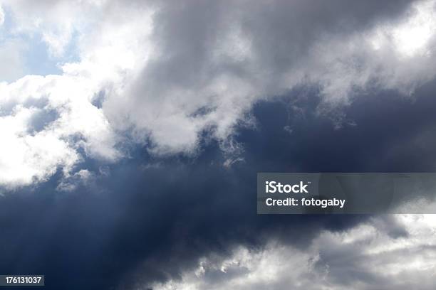 Céu Dramático - Fotografias de stock e mais imagens de Agoirento - Agoirento, Azul, Azul escuro