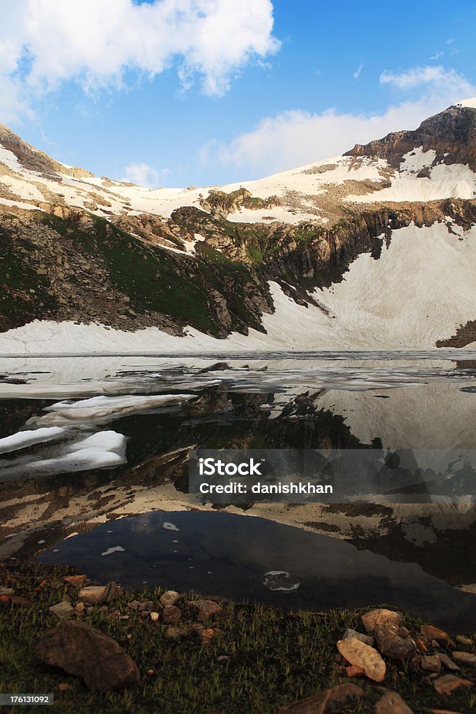 Montanhas cobertas de neve, refletido no lago Natural - Foto de stock de Aventura royalty-free