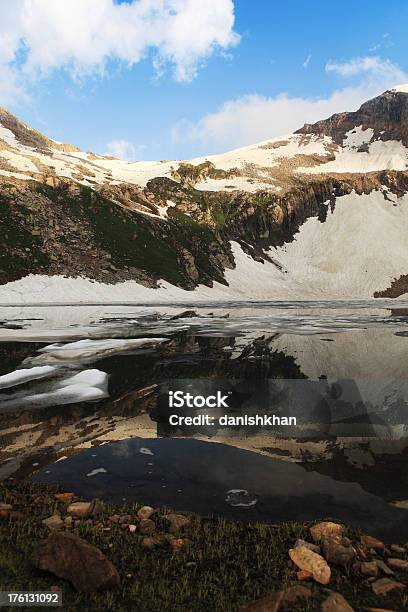 Foto de Montanhas Cobertas De Neve Refletido No Lago Natural e mais fotos de stock de Aventura