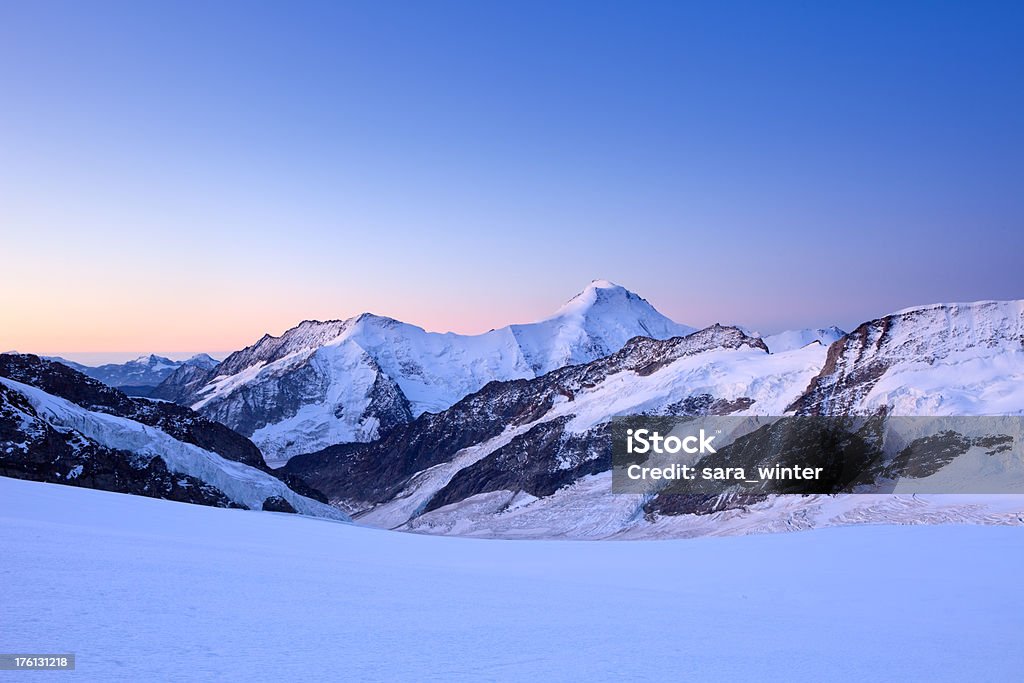 Górskie szczyty w dawn z Jungfraujoch w Szwajcarii - Zbiór zdjęć royalty-free (Góra Jungfrau)