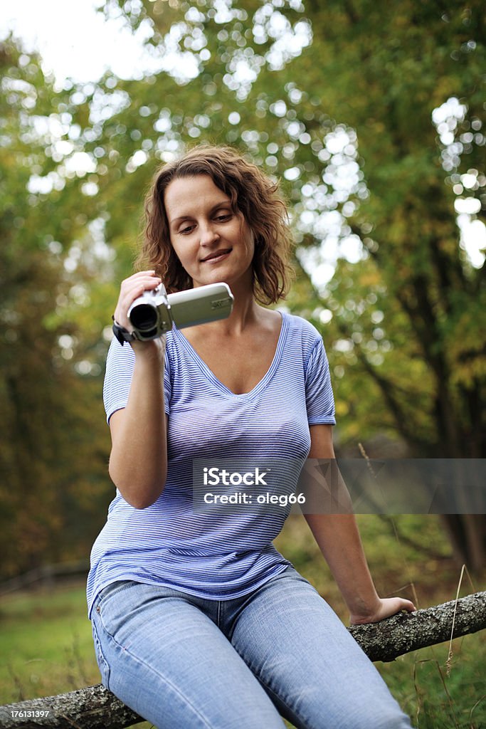 Frau mit digital video camera - Lizenzfrei Camcorder Stock-Foto
