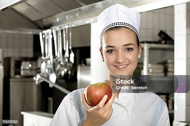 El Chef Sugiere Apple Foto de stock y más banco de imágenes de Abastecedor - Abastecedor, Adulto, Alegre