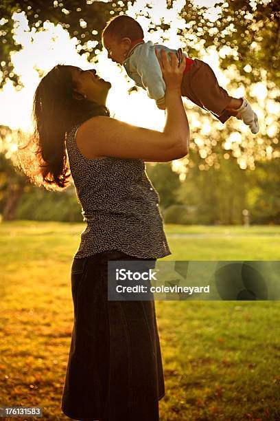 Joven Madre Foto de stock y más banco de imágenes de Adulto - Adulto, Afrodescendiente, Aire libre