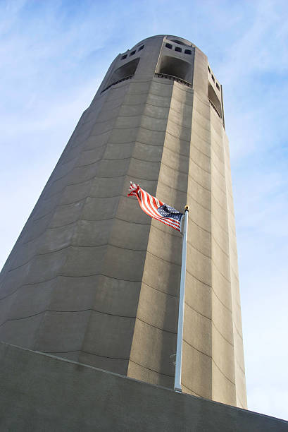 coit tower sunset mit amerikanischer flagge - columbus tower stock-fotos und bilder