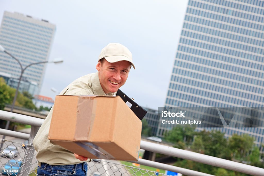 Entrega menino em pé em uma ponte - Foto de stock de Alemanha royalty-free