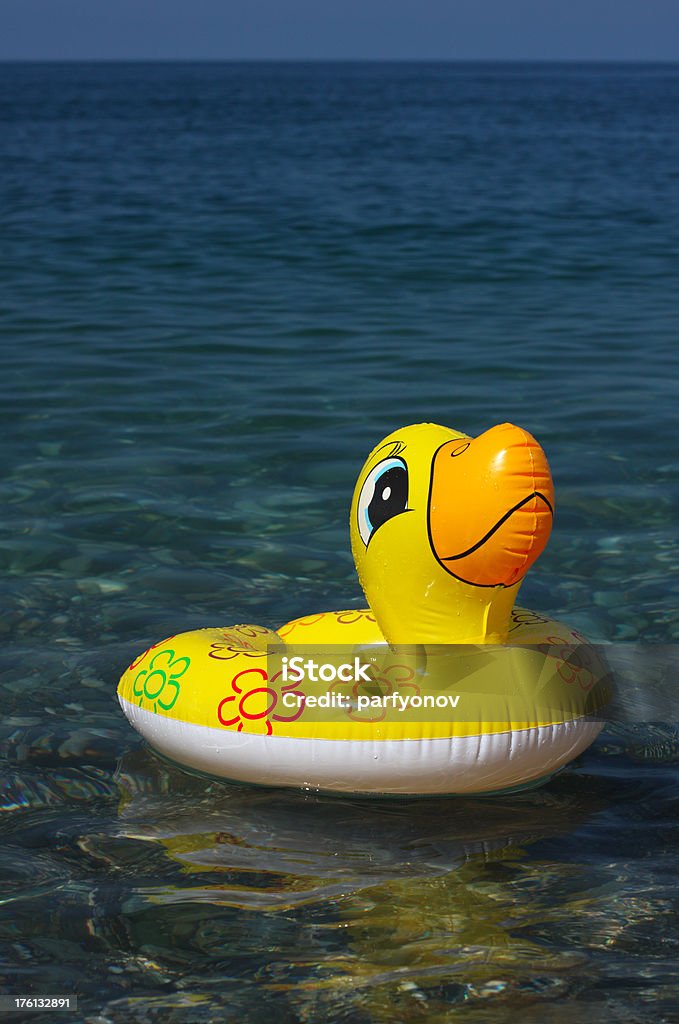 Jouet canard sur l'eau - Photo de Bouée gonflable libre de droits