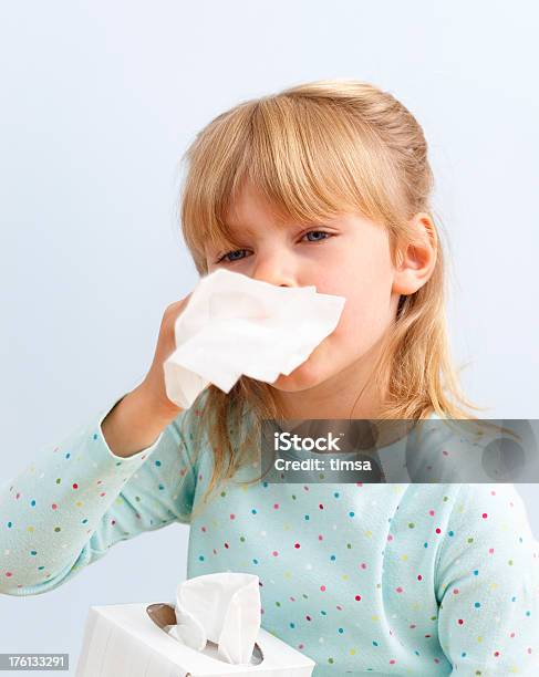 Photo libre de droit de Se Moucher Sentiment Malade banque d'images et plus d'images libres de droit de Antihygiénique - Antihygiénique, Mouchoir en papier, Petites filles