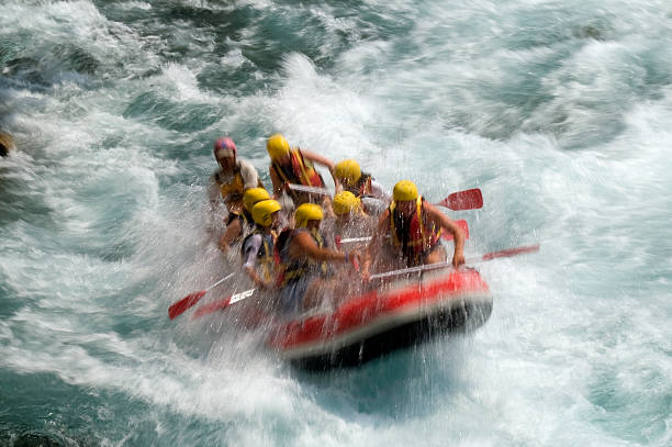 white water rafting auf - white water rafting outdoor pursuit rafting rapid stock-fotos und bilder