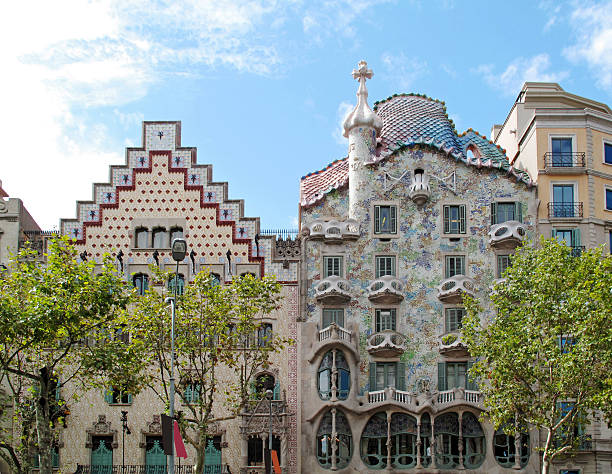 toits de ametler et la casa batlló - barcelona antonio gaudi casa battlo spain photos et images de collection