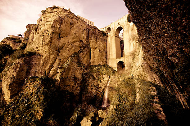 город на холме в испании-ронда - ronda spain rhonda bridge стоковые фото и изображения