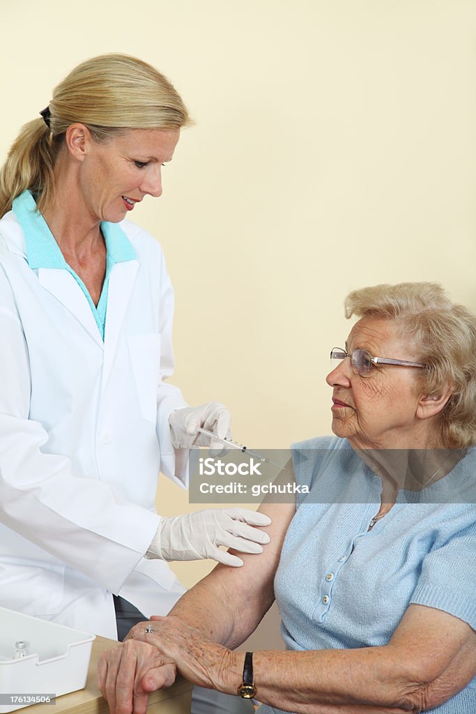 Senior mujer toma para la gripe - Foto de stock de Vacuna contra la gripe libre de derechos