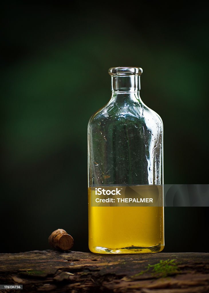 Pequeno frasco de vidro com um líquido amarelado - Royalty-free Aberto Foto de stock