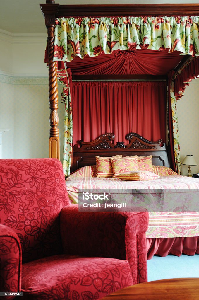 Кровать с четырьмя столбиками в номере - Стоковые фото Англия роялти-фри