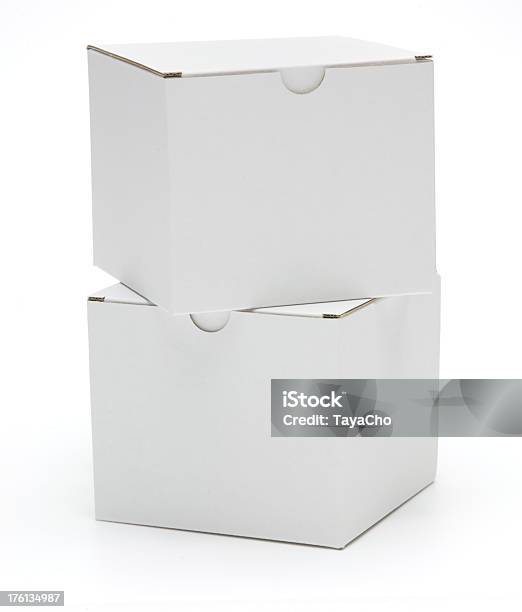 Foto de Dois Caixas Em Branco Branco Isolado e mais fotos de stock de Branco - Branco, Caixa - Recipiente, Conceito