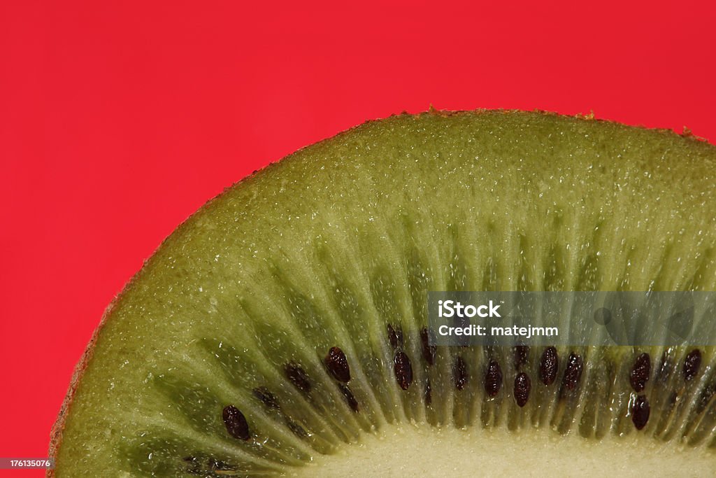 Kiwi sur rouge - Photo de Aliment libre de droits