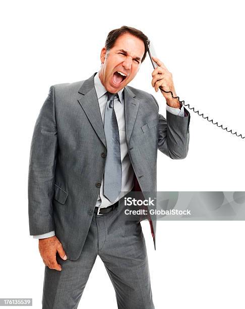 Hombre Gritando Por Teléfono Contra Blanco Backgrounf Foto de stock y más banco de imágenes de Agarrar