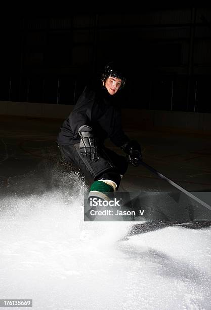 Hockeyspieler Hält Stockfoto und mehr Bilder von Eislaufen - Eislaufen, Sprühen, Eishockey