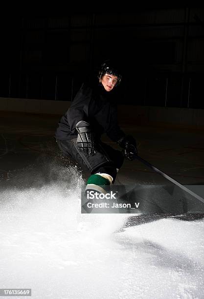 Hockey Interruzione - Fotografie stock e altre immagini di Pattinaggio sul ghiaccio - Pattinaggio sul ghiaccio, Spruzzare, Hockey su ghiaccio