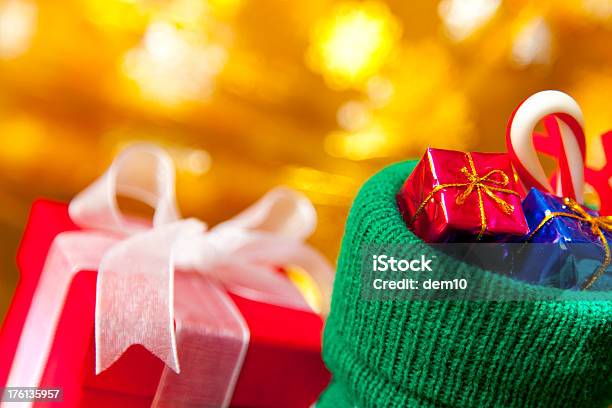 Foto de Presentes De Natal e mais fotos de stock de Bengalinha doce - Bengalinha doce, Bola de Árvore de Natal, Bolsa de Presente