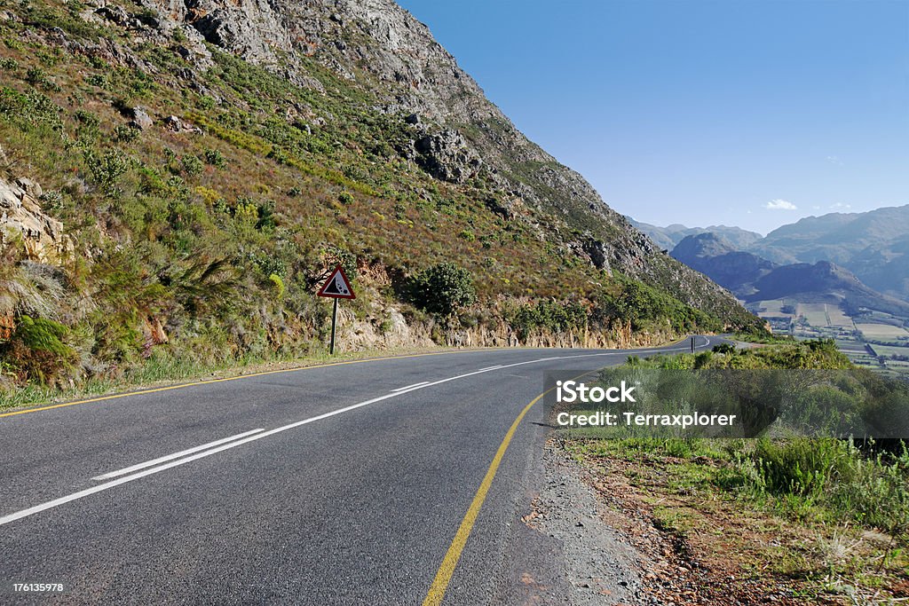 Извилистая дорога в горы - Стоковые фото Франшхук роялти-фри