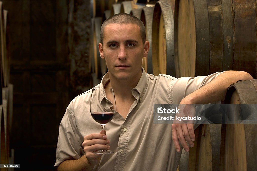 Junger Mann mit Glas im Weinkeller - Lizenzfrei Alkoholisches Getränk Stock-Foto