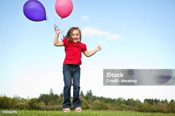 Bambina Con Palloncini E Saltare Fuori - Fotografie stock e altre immagini di 4-5 anni - 4-5 anni, Allegro, Ambientazione esterna