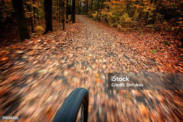 Punto De Vista De La Montaña Bicicleta Rueda Delantera En Cyclepath Avanzado Foto de stock y más banco de imágenes de Aire libre