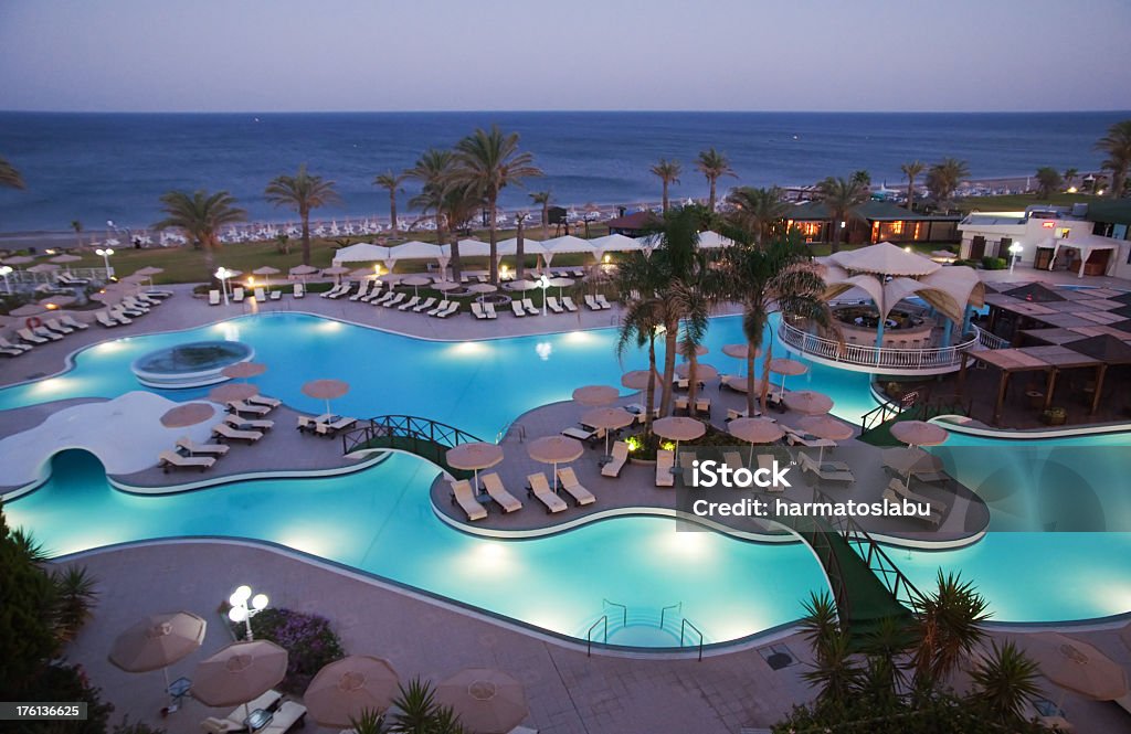 Hotel al jardín con piscina - Foto de stock de Hotel libre de derechos