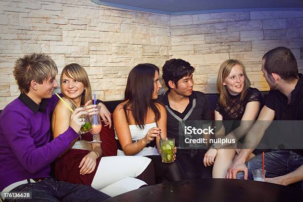 Gruppe Von Jungen Menschen In Einem Nachtclub Stockfoto und mehr Bilder von Asiatischer und Indischer Abstammung - Asiatischer und Indischer Abstammung, Cocktail, Deutschland