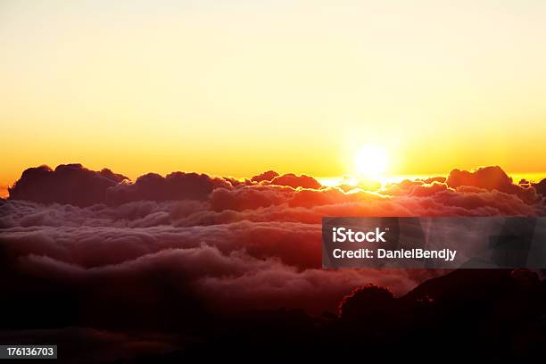 Foto de Haleakala Nascer Do Sol e mais fotos de stock de Azul - Azul, Brilhante - Luminosidade, Cloudscape