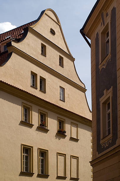 frontone fine di praga building - gable end foto e immagini stock